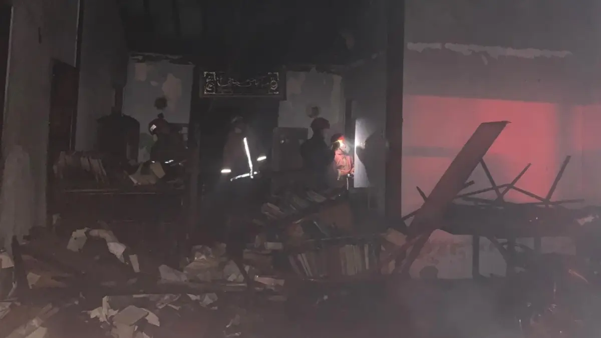 EVAKUASI: Petugas Damkar Kota Blitar mengevakuasi seorang anak yang sempat terjebak kobaran api dalam kebakaran rumah di Jalan Semeru, Kepanjenkidul, Rabu (30/9).