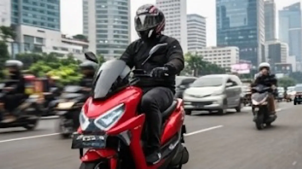 Motor listrik Indomobil menggunakan baterai lithium hak milik dengan garansi 3 tahun. Simak model dan spesifikasinya.(gemini AI)