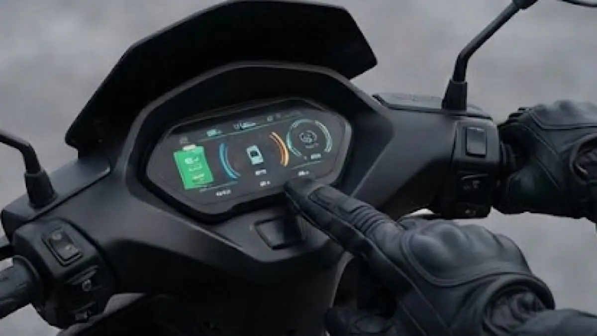 Polytron Fox R mampu menempuh sekitar 100 km sekali cas. Simak harga, performa, biaya sewa baterai, dan kekurangannya.(gemini AI)