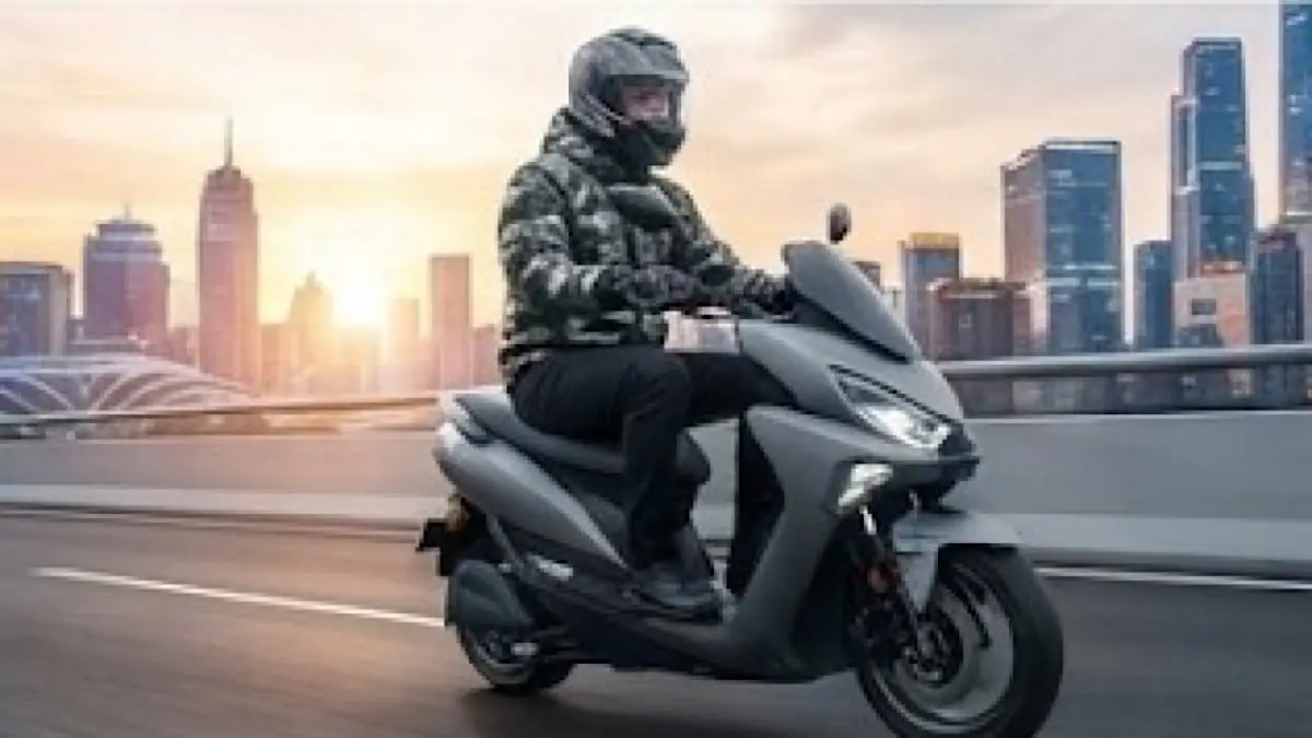 Polytron Fox R menawarkan jarak tempuh 100 km dan kecepatan 97 km/jam. Simak harga, kelebihan, serta kekurangannya.(gemini AI)