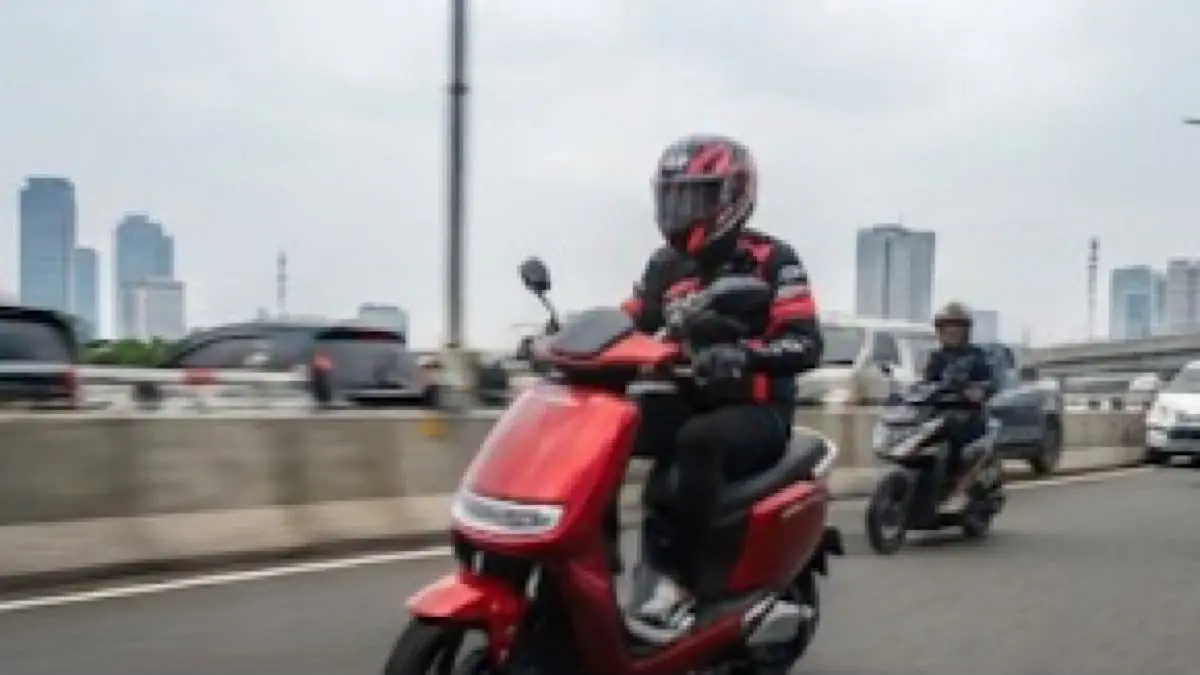 Uwinfly M135 mengusung motor 5.000 watt dan klaim jarak 180 km. Simak perbandingannya dengan lima model Uwinfly 2026.(gemini AI)