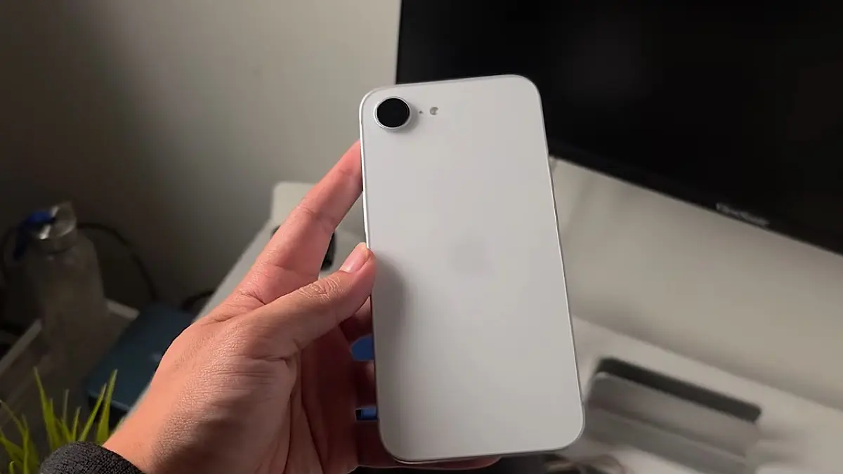 iPhone 16e kini disebut turun di bawah Rp10 juta. Desain sederhana dan fitur terbatas menjadi karakter utamanya.(sc youtube)