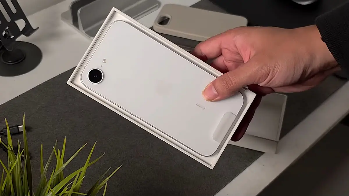 iPhone 16e kini disebut turun di bawah Rp10 juta. Simak fitur, kekurangan, dan alasan harganya kembali dilirik.(sc youtube)