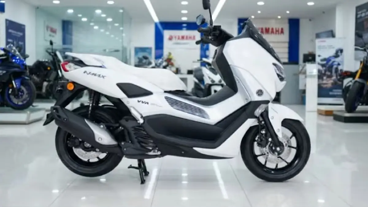 Yamaha NMAX 155 2027 disorot dengan desain putih premium, bodi besar, mesin 155 cc, serta posisi berkendara yang santai.(sc youtube)