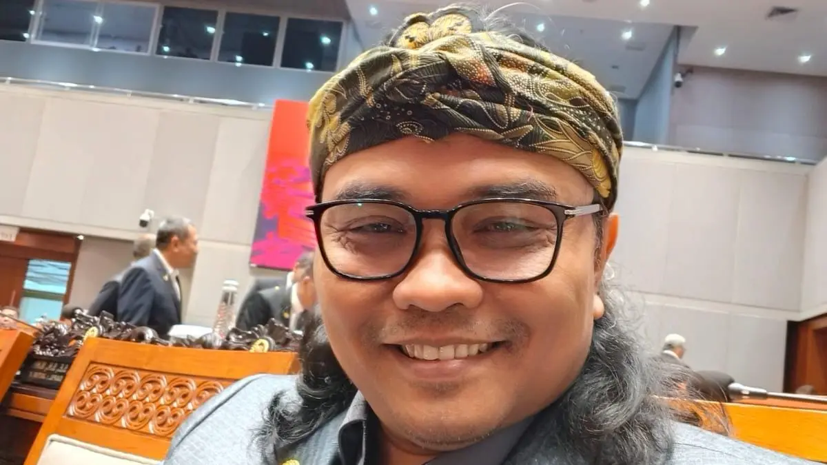 Anggota DPR RI tampak berada di ruang sidang parlemen. la menyoroti pentingnya keterbukaan hasil pemeriksaan laboratorium terkait dugaan keracunan dalam program MBG.