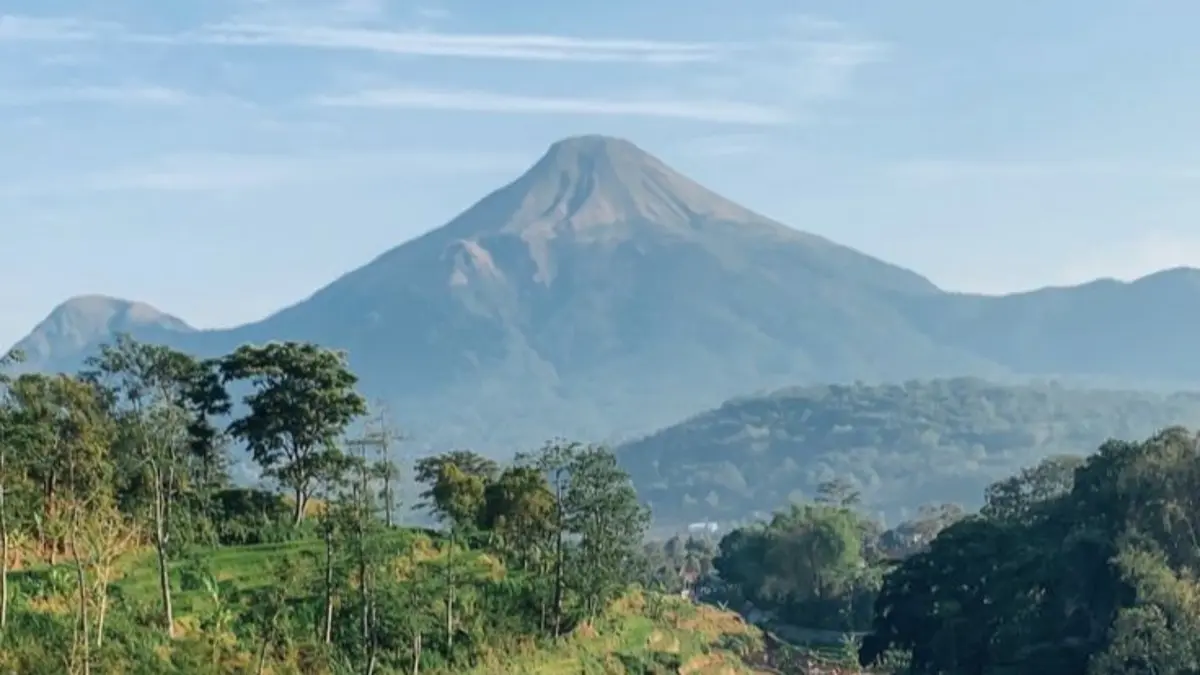 Gunung tertinggi di Indonesia dalam daftar Keep Loop adalah Jayawijaya, Kerinci, Rinjani, Semeru, dan Sanggar. (Pinterest)