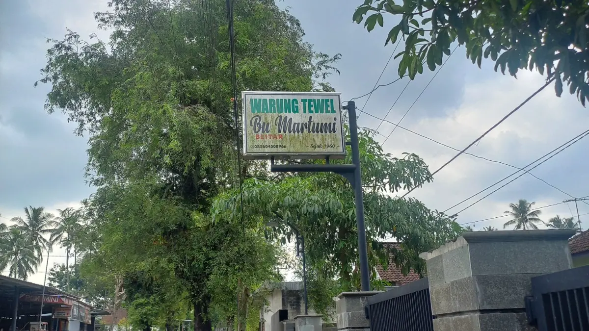 Warung Tewel Bu Martumi di Desa Ngoran, Kecamatan Nglegok, Kabupaten Blitar.
