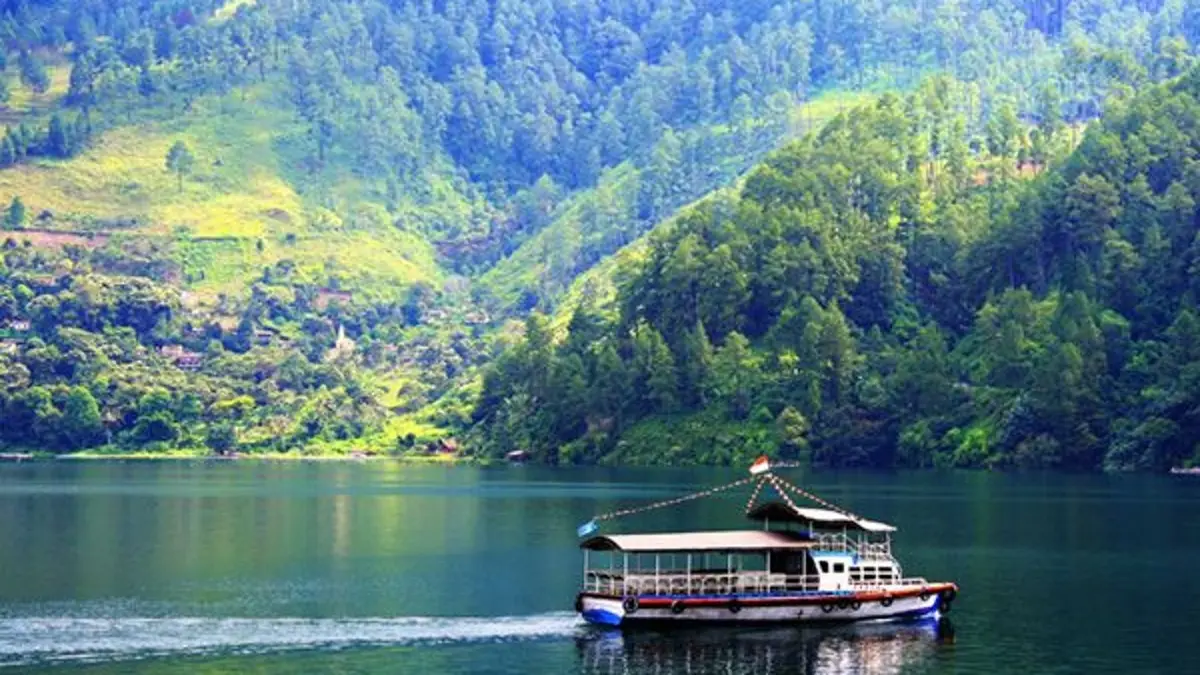 10 danau terindah di Indonesia punya pesona unik, dari ubur-ubur Kakaban hingga tiga warna Kelimutu. (PINTEREST)