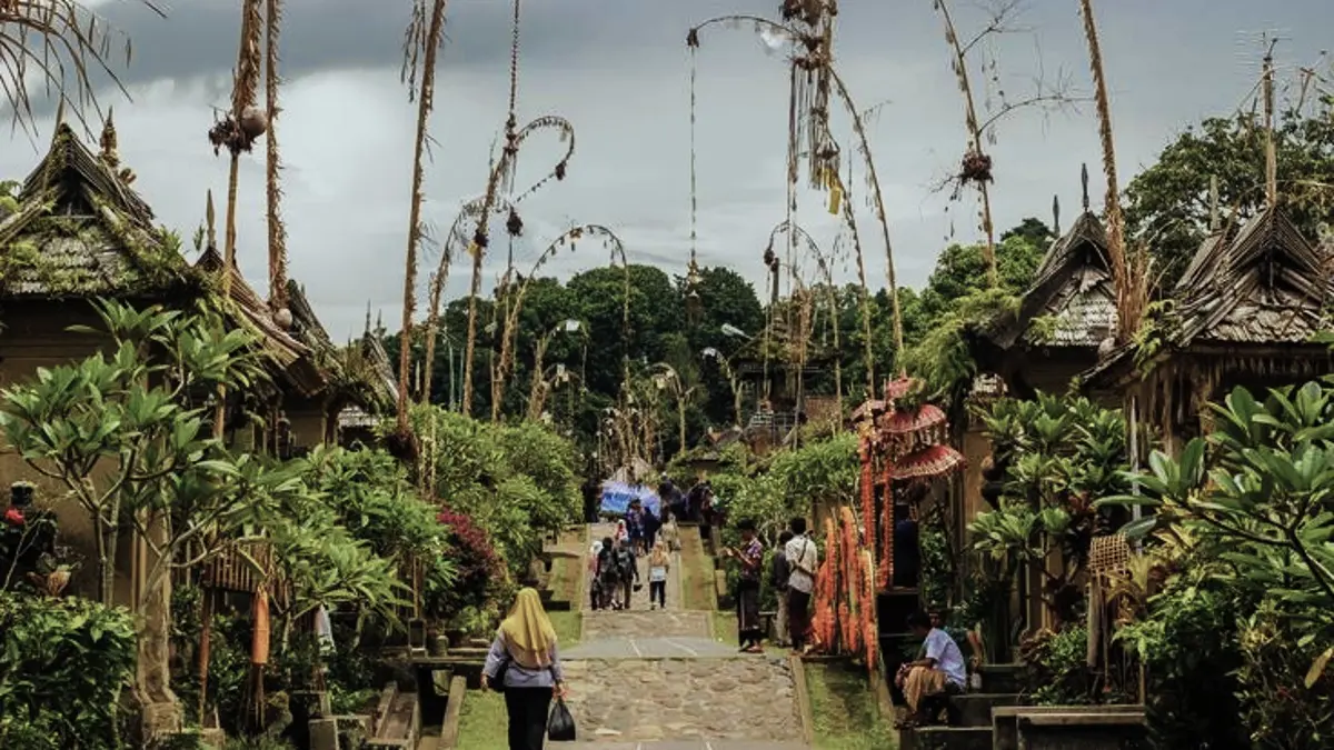 Desa Penglipuran di Bali punya jalan tanpa kendaraan, rumah tradisional, hutan bambu, dan aturan adat yang menjaga kebersihannya. (PINTEREST)