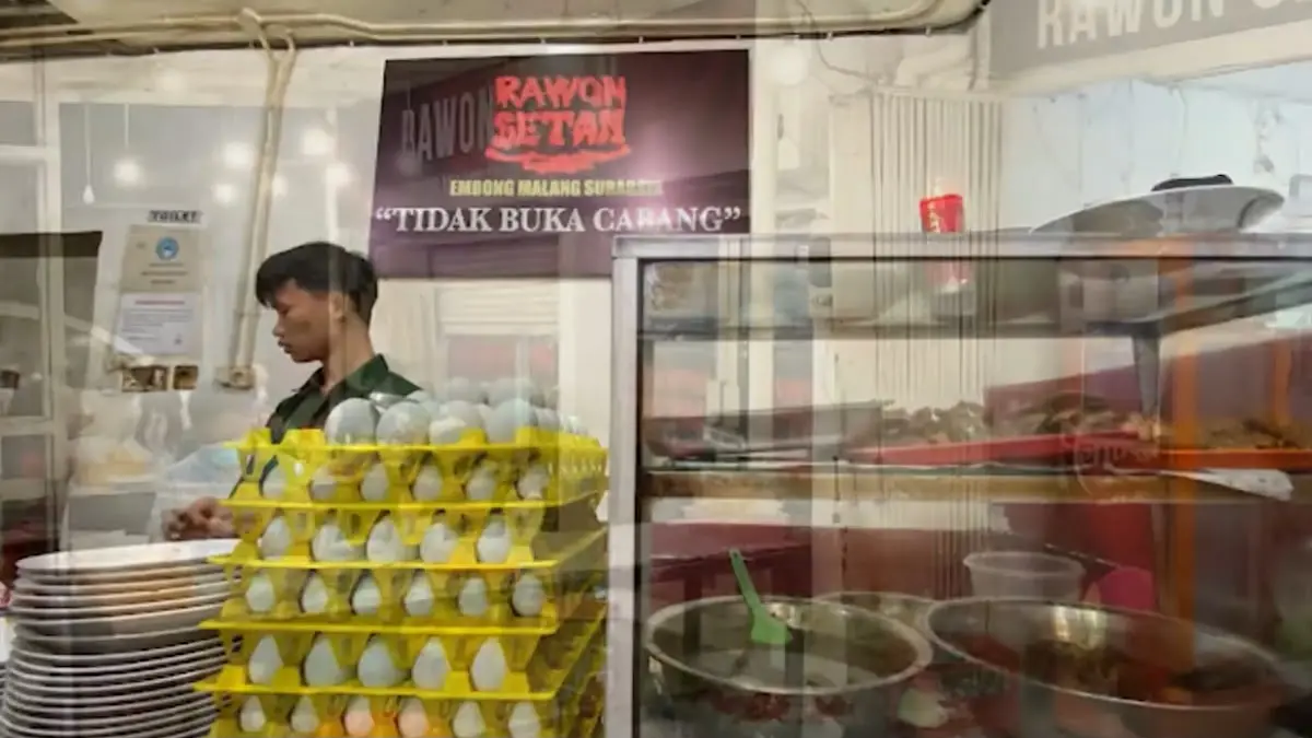 Kuliner malam Surabaya punya 10 pilihan, dari rawon legendaris, sego sambel hingga warung yang buka 24 jam.(sc youtube)