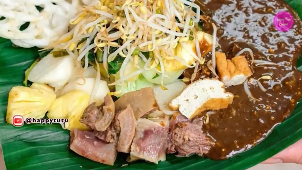 Makanan khas Jawa Timur punya cita rasa kuat. Simak 10 kuliner legendaris dari Bakso Malang hingga Rujak Cingur.(sc youtube)