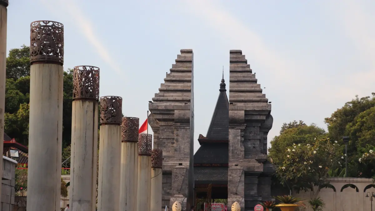 Pedagang kawasan Makam Bung Karno mengkhawatirkan omzet turun setelah MBK dibuka 24 jam.