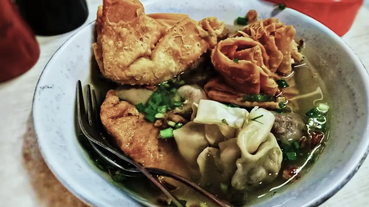 Bakso Malang homemade lengkap dengan tahu, pangsit, dan kuah gurih. Simak cara membuatnya di rumah. (PINTEREST)
