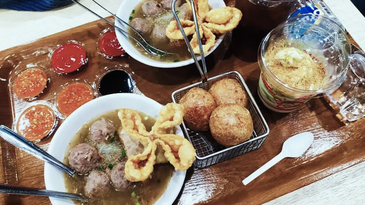 Bakso Malang homemade punya bakso lembut, tahu, pangsit, dan kuah gurih. Simak rahasia membuatnya di rumah. (PINTEREST)