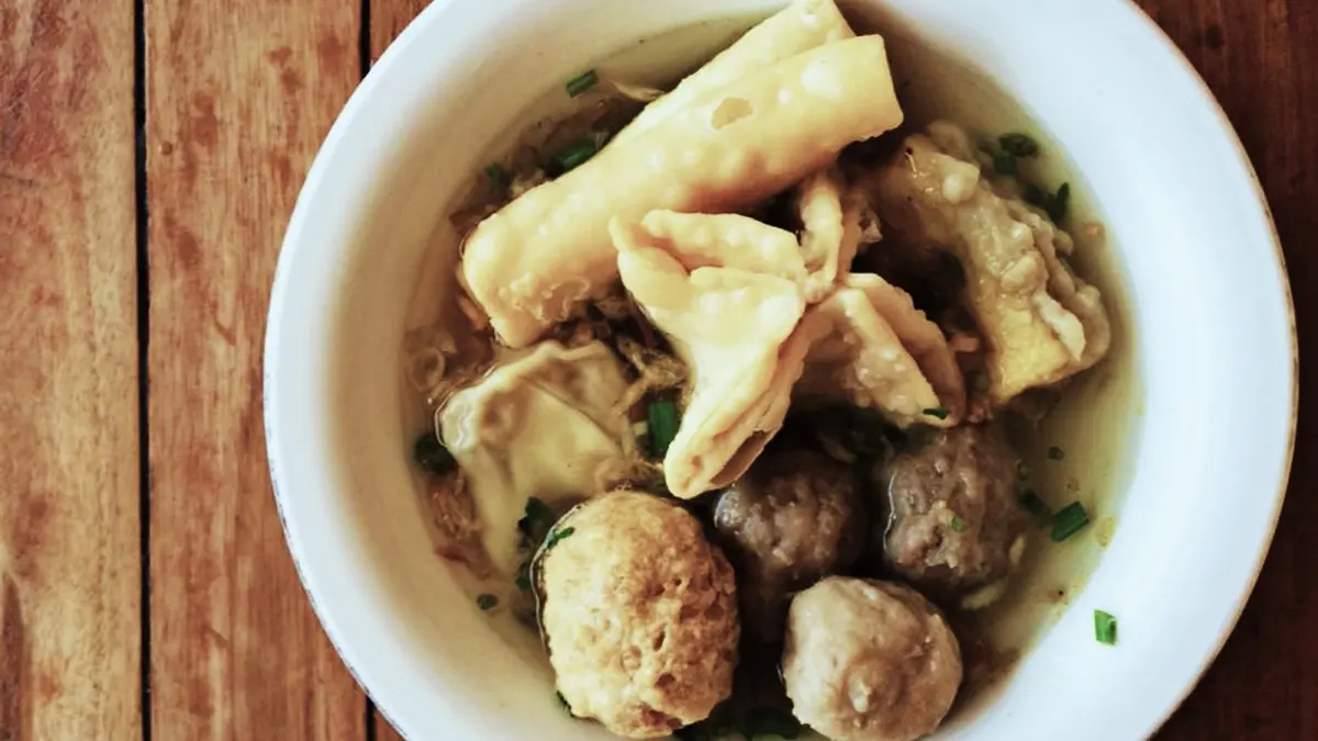Bakso Malang komplit dibuat dari satu adonan yang diolah menjadi pentol, siomay, pangsit, bakso goreng dan mie. (PINTEREST)