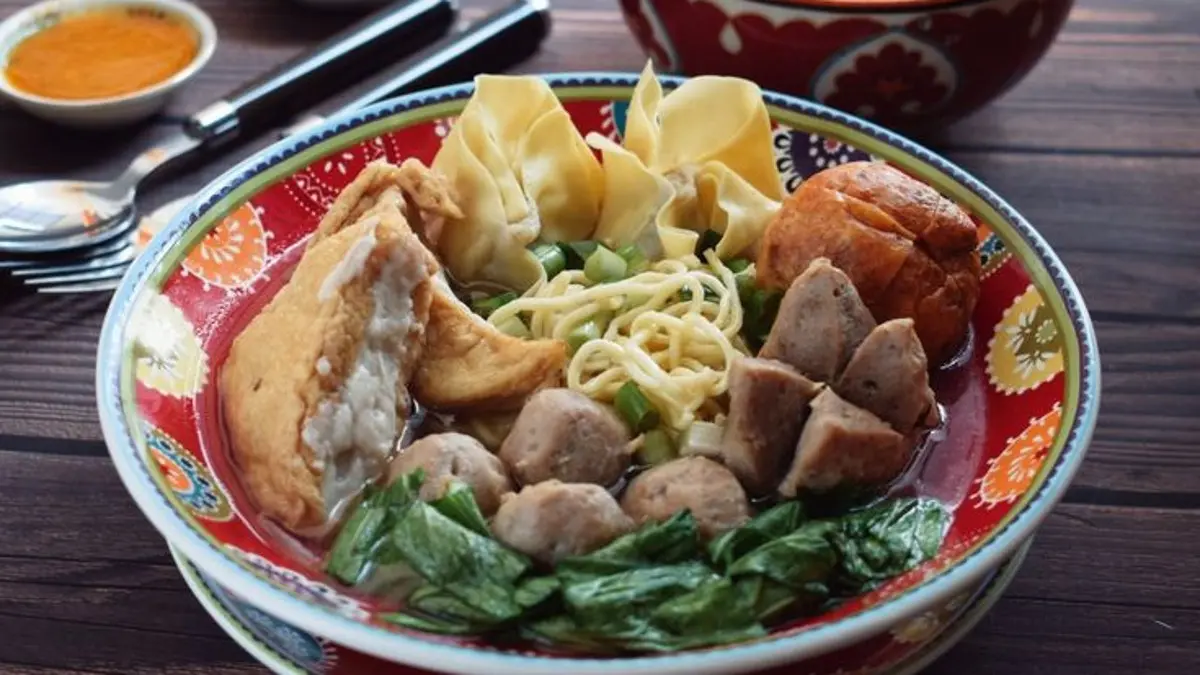 Bakso Malang rumahan ini punya bakso kenyal, kuah kaldu sapi gurih, tahu, pangsit dan pelengkap lengkap. (PINTEREST)