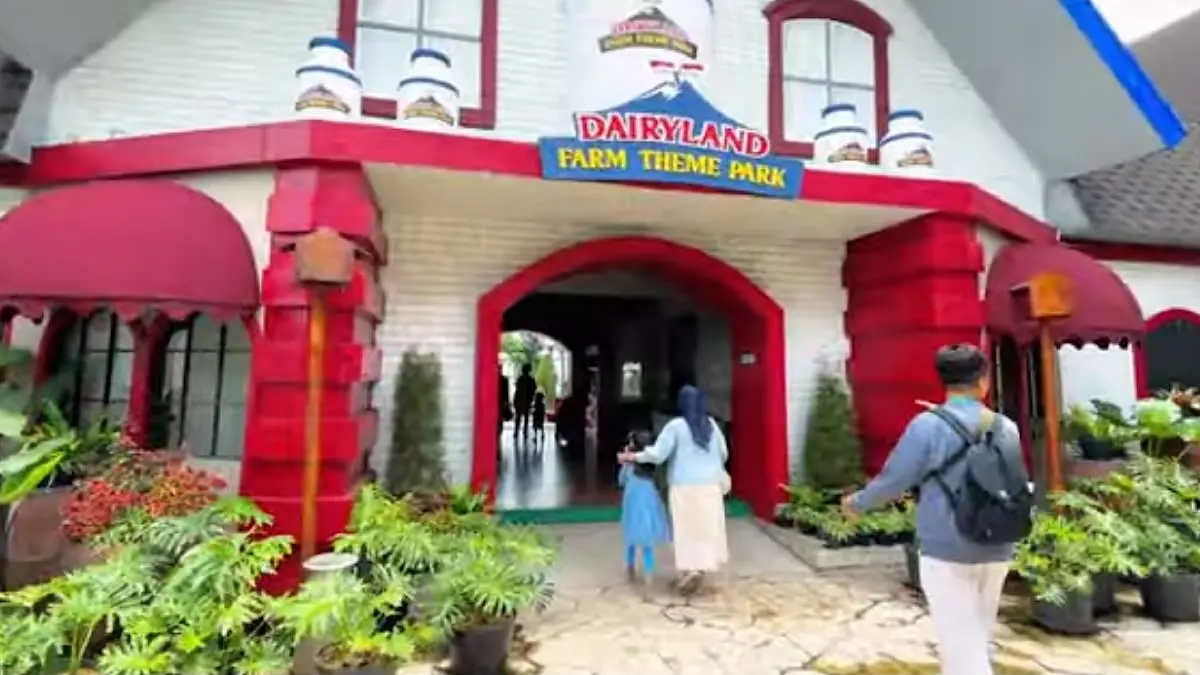 Dairyland Farm Park Prigen menghadirkan interaksi satwa, aktivitas peternakan, wahana keluarga, dan Sakura Park.(sc youtube)