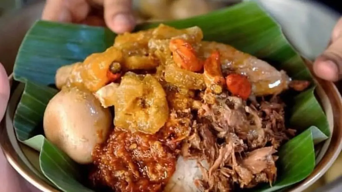 Deskripsi: Gudeg Yu Djum dekat Malioboro punya rasa manis gurih dan ayam empuk berbumbu. Simak menu dan harganya! (PINTEREST)