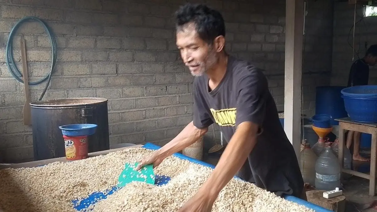 ENERGI : Nasruddin mengolah kedelai menjadi tempe yang akan dijual ke masyarakat.
