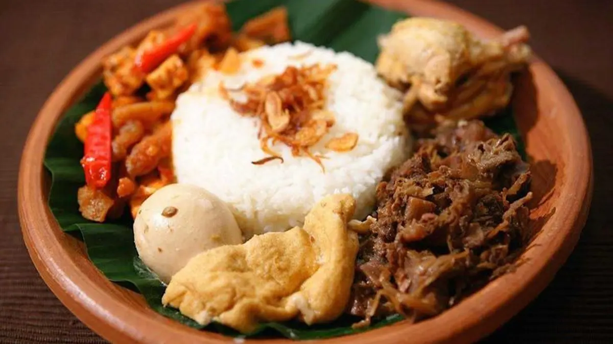 Gudeg khas Jogja dibuat dari nangka muda, santan, daun jati dan pindang telur. Simak rahasia rasa manis gurihnya. (PINTEREST