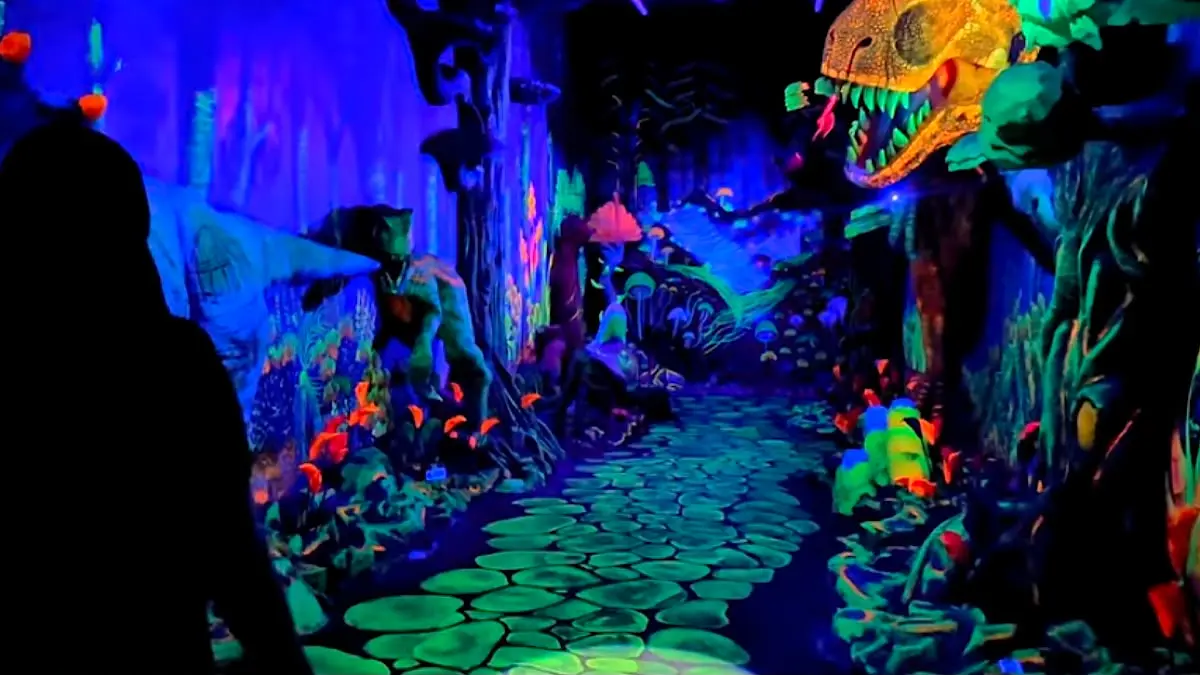 Millennial Glow Garden Batu punya banyak wahana unik, dari kupu-kupu bercahaya, dinosaurus, arena bola hingga rumah hantu.(sc youtube)