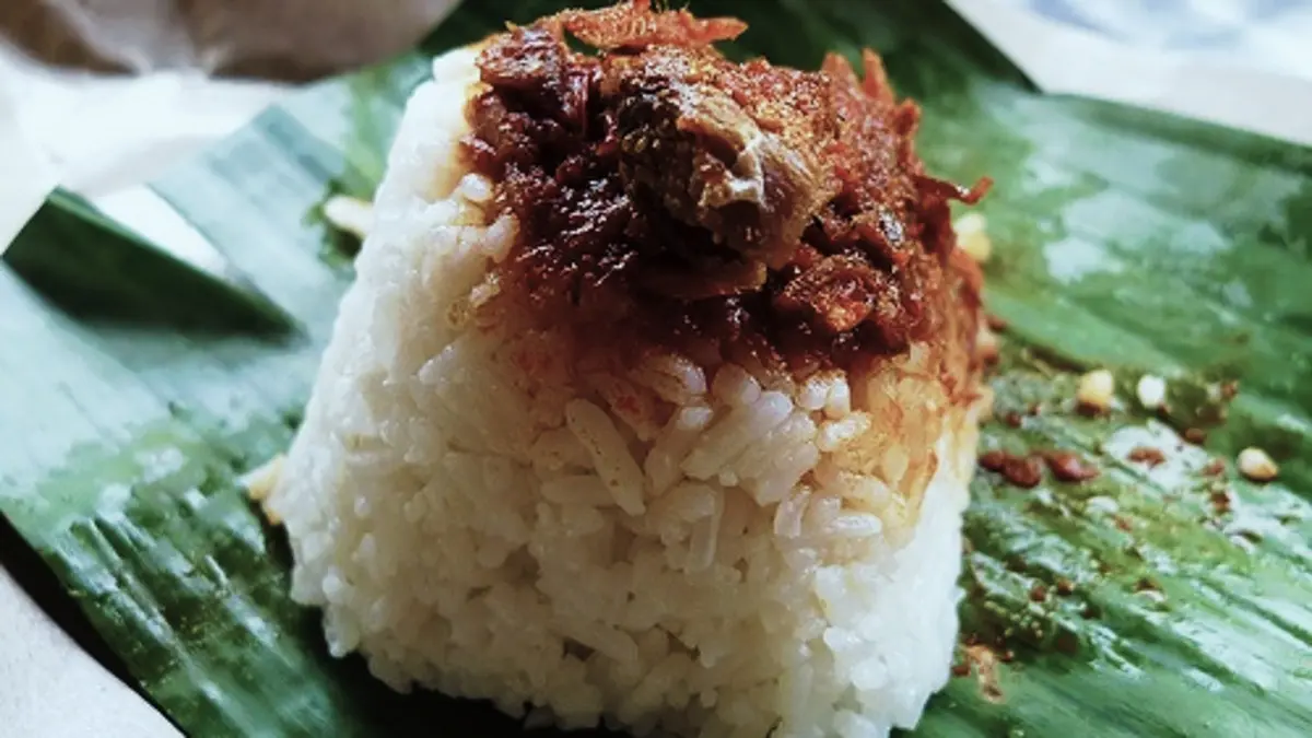 Nasi kucing angkringan ini berisi mie goreng, kering tempe, sambal teri dan telur dengan cara bungkus praktis. (PINTEREST)