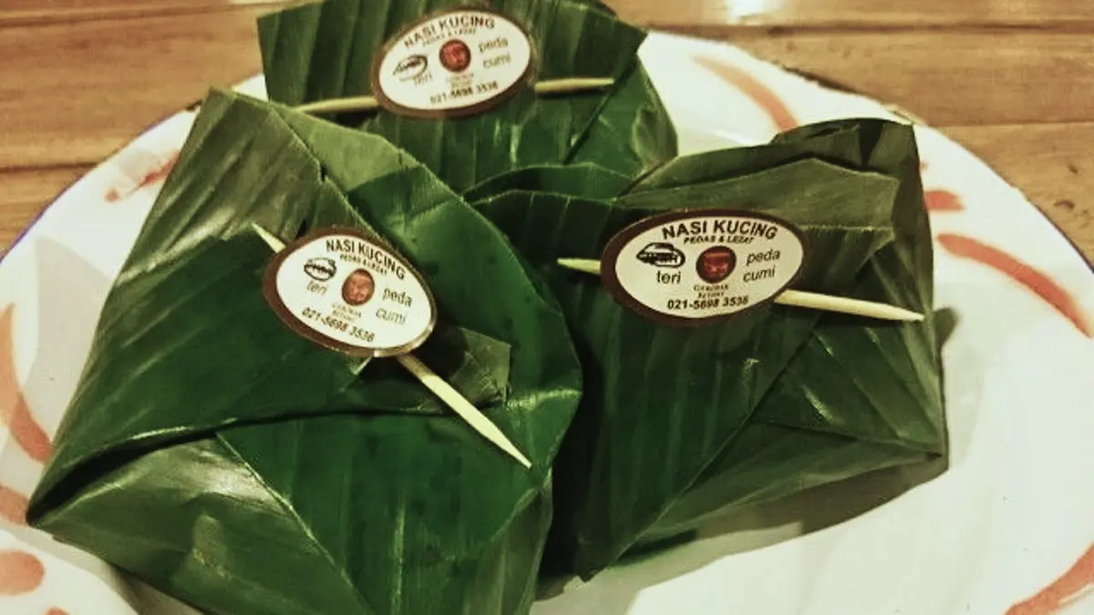 Nasi Kucing teri lombok ijo khas angkringan Semarang dan Jogja punya rasa gurih, manis, pedas yang bikin kangen. (PINTEREST)