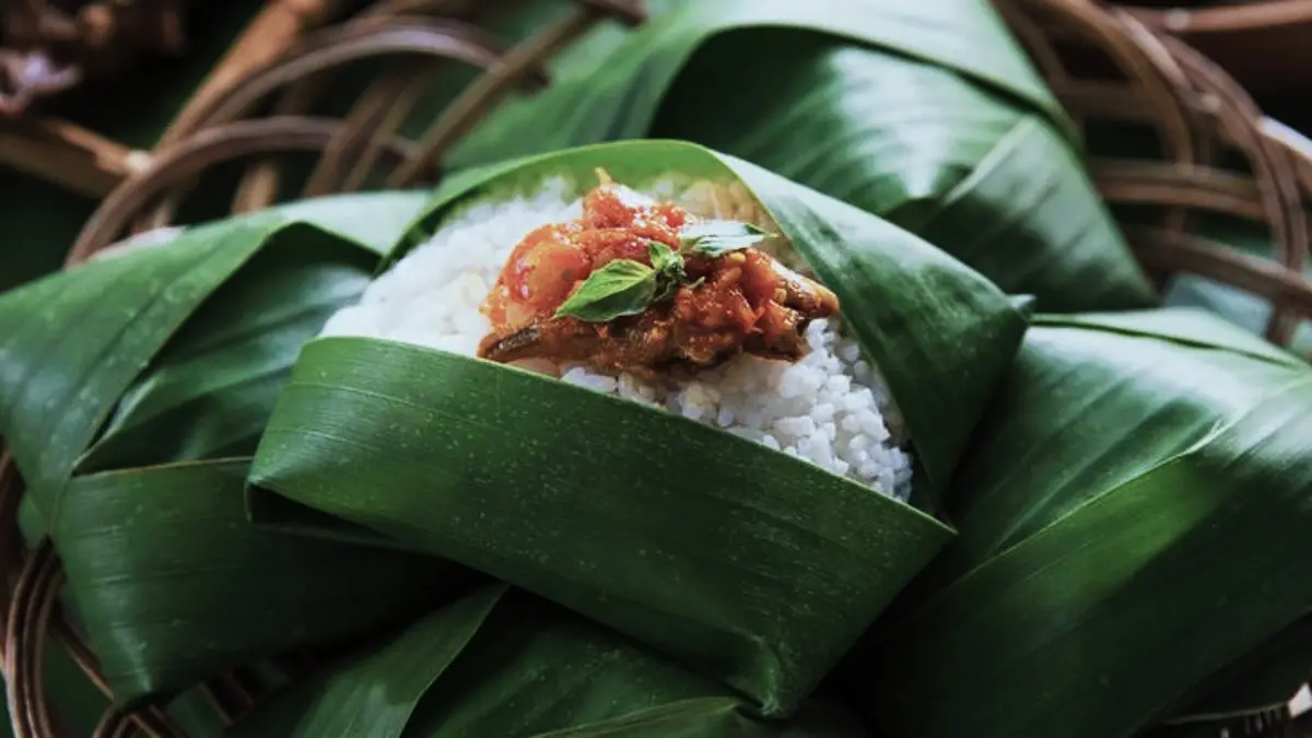 Nasi Kucing teri Lombok Ijo menawarkan perpaduan gurih, manis, pedas dalam porsi kecil khas angkringan. (PINTEREST)