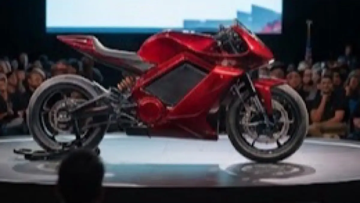 Motor listrik Naxion Rp130 jutaan menawarkan kamera dan radar, tetapi pengujian menemukan kendala sensor, tenaga, dan kontrol traksi.(gemini AI)