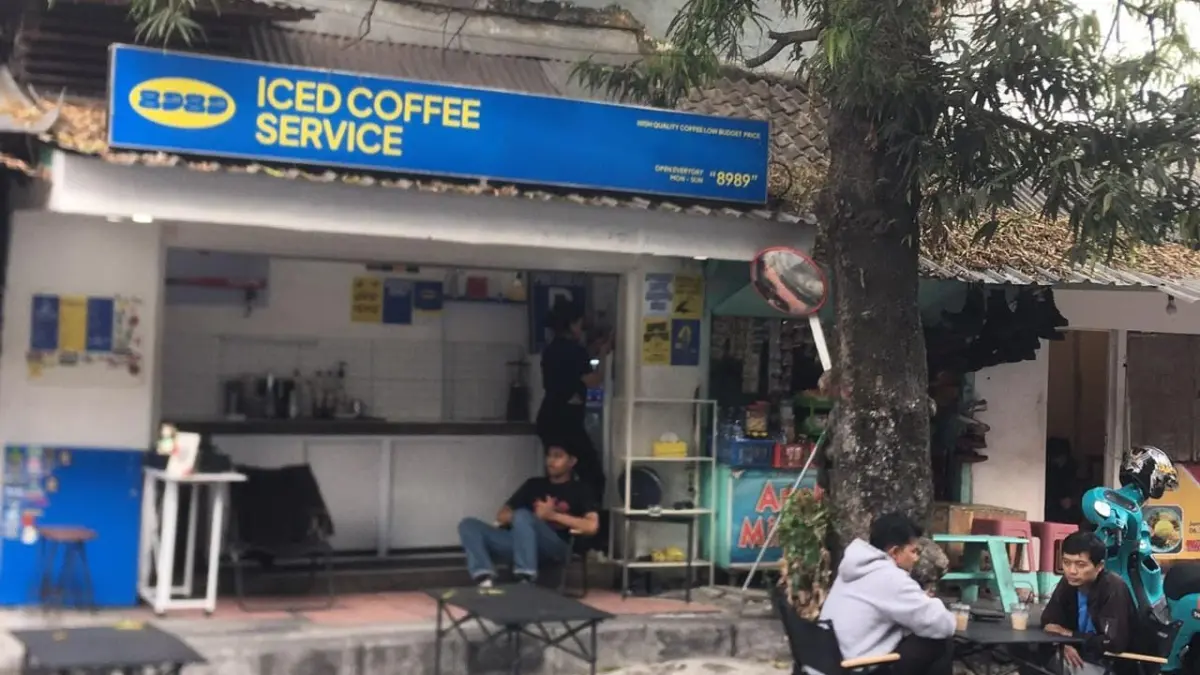 NGOPI SANTAI: Kopian 8989 memanfaatkan trotoar untuk berjualan kopi dan camilan.