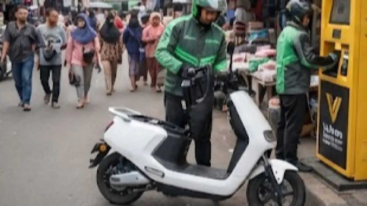 Sewa baterai motor listrik Polytron dan VinFast punya kelebihan dan risiko. Cek simulasi biaya sebelum memilih.(gemini AI)