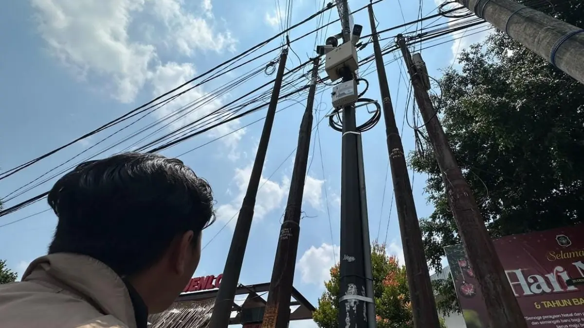 Tiang dan kabel internet di Kota Blitar menjadi perhatian pemkot untuk ditata agar lebih rapi dan tidak semrawut.
