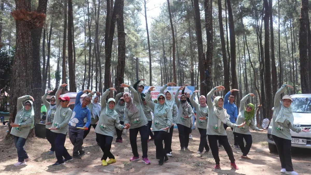 Poltekkes Malang Kampus Blitar Ajak Lansia ke Hutan Pinus Loji, Ini Misinya Cegah PTM
