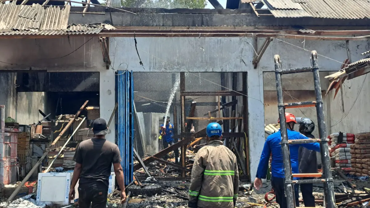 Gudang Toko Bangunan 999 di Gandusari Terbakar