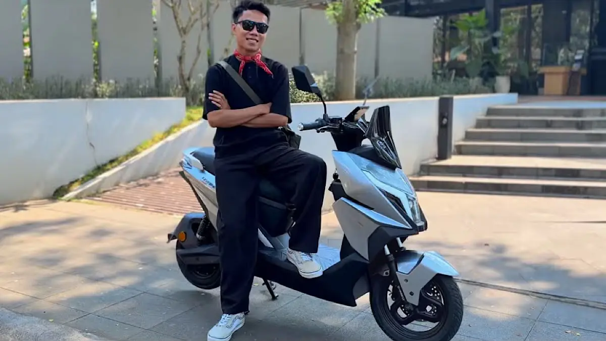 Harga motor listrik subsidi Rp7 juta dibahas untuk 8 model, termasuk Volta 401, Rakata S9, Gesits G1, dan Polytron.(sc youtube)