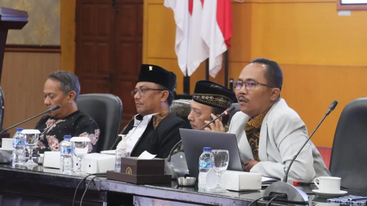 DPRD Kota Blitar membahas Raperda Kota Cerdas bersama elemen masyarakat.