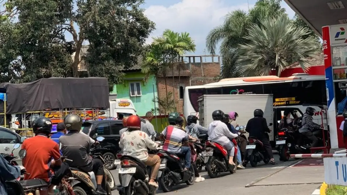 Kendaraan mengular di SPBU Jalan Kenari, Kota Blitar.