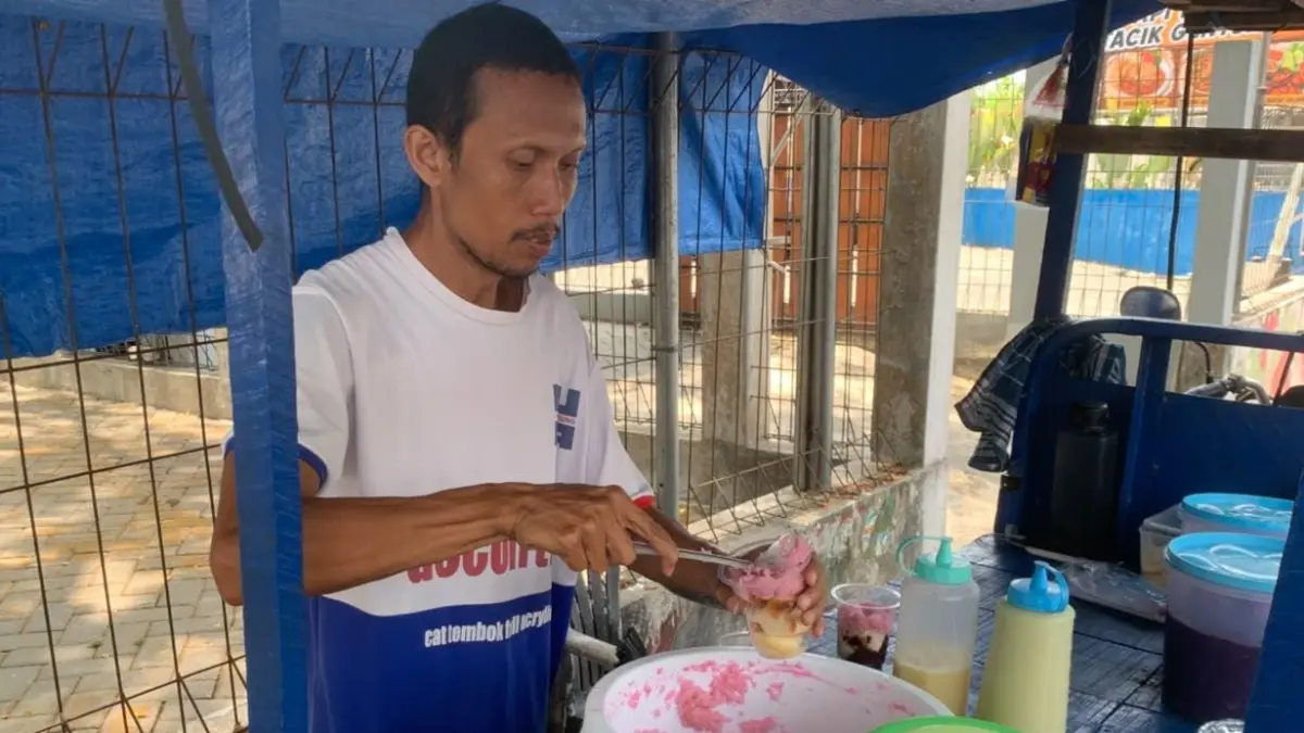 RUSSIANE/RADAR BLITAR
SEGAR: Es Tape dengan topping melimpah sehingga puas untuk meminumnya.