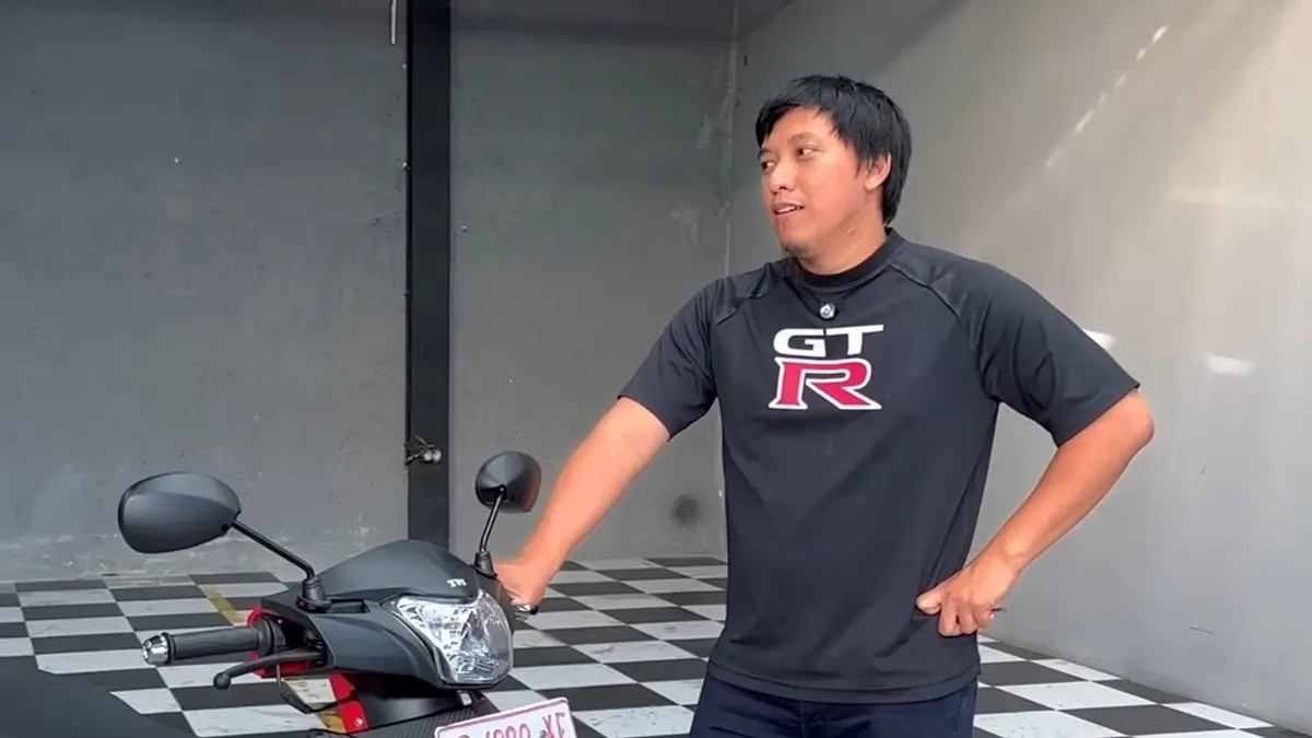 TVS Dazz Rp9,9 juta menawarkan bodi elastis dan suspensi empuk, tetapi performa, konsumsi BBM, serta dek kaki perlu dipertimbangkan. (ScYoutube)