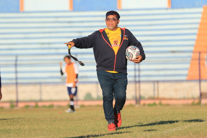 MELATIH PERSIBO: Mantan pelatih Persela Iwan Setiawan yang kini melatih Persibo. (ANJAR DWI PRADIPTA/RDR.LMG)