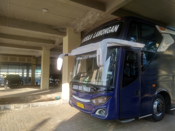 PERNAH KE SPORT CENTER TUBAN: Bus Persela Lamongan yang mengantarkan pemain yang berlatih untuk persiapan Liga 2.