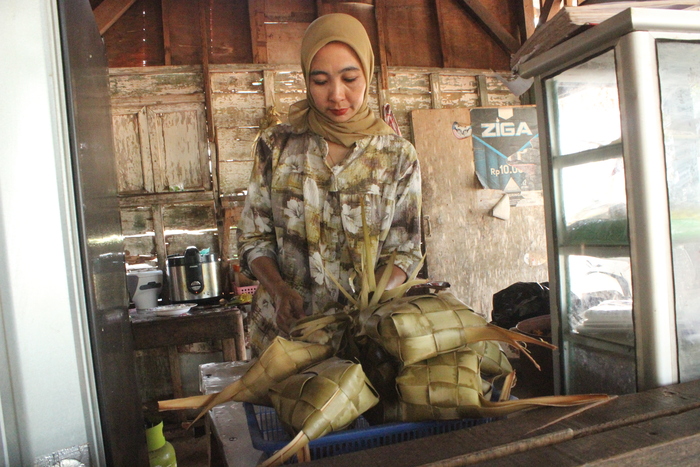 KULINER ALTERNATIF: Iin Nurmayanti di warungnya yang menyediakan menu ketupat dengan sayur ikan laut dan lodeh ayam.