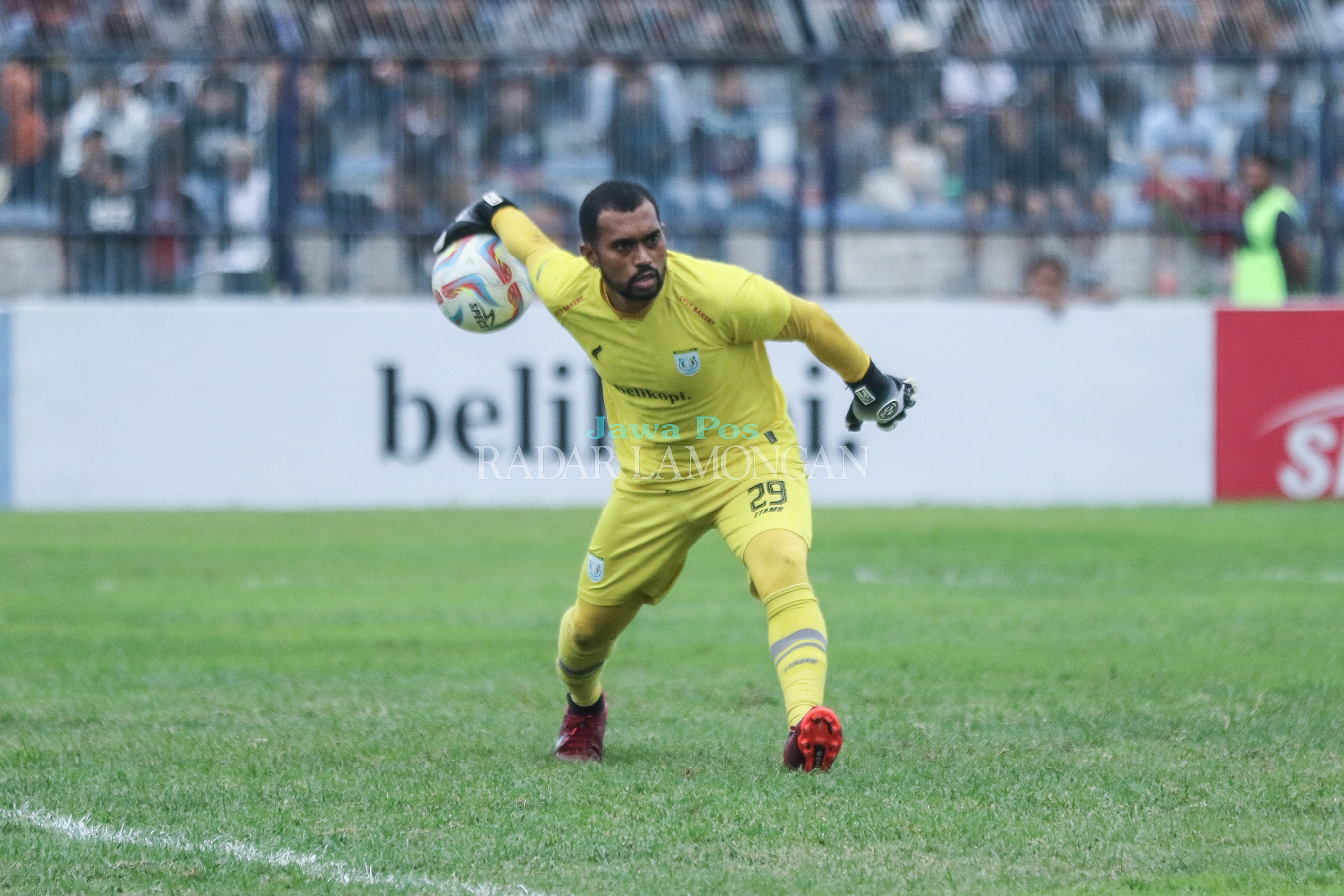 SEDANG BERSINAR: Samuel Reimas menjadi kiper paling siap untuk dimainkan Persela melawan Persipa Pati, sebab Yogi Triana baru pulih dari cedera. (Anjar / Radar Lamongan)