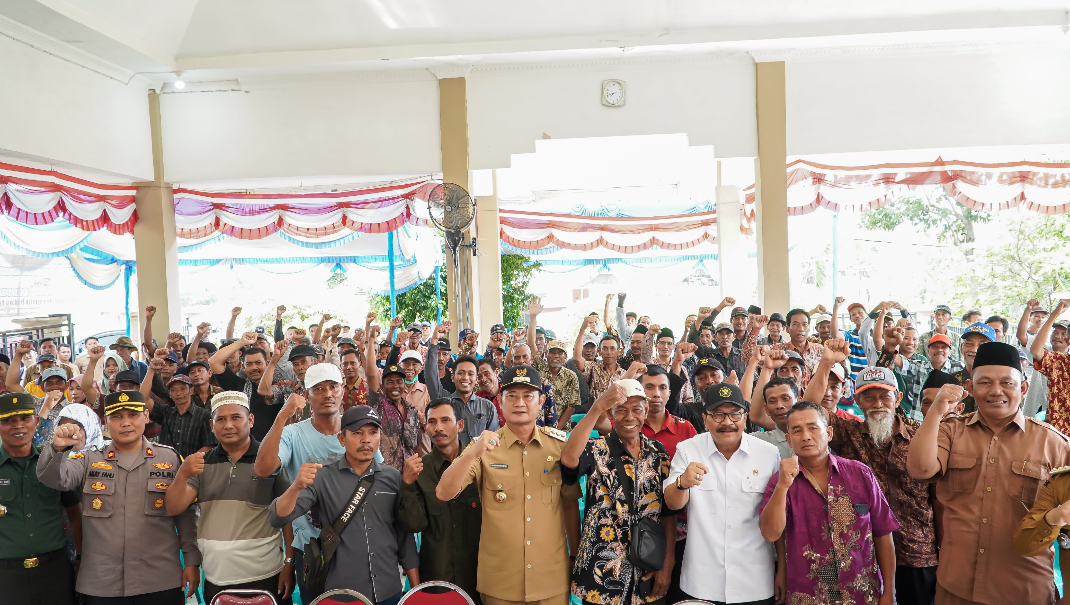 DEMI KEDAULATAN PANGAN: Bupati Yes bersama Pakde Karwo melakukan audiensi dengan petani di Desa Randubener, Kecamatan Kembangbahu, Senin (11/12). (ist. / Radar lamongan)