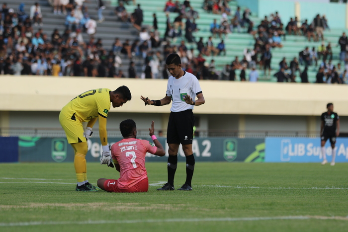 MEMBUANG PELUANG: Persela gagal mempertahankan rekor tak terkalahkan di putaran kedua grup 3 Liga 2, usai takluk 1-3 dari Persipa Pati. (Anjar. / Radar Lamongan)