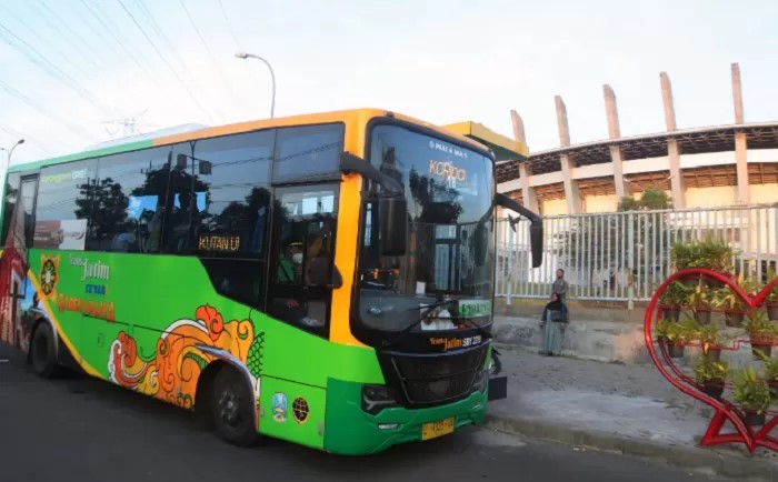 BAKAL ADA RUTE BUNDER - PACIRAN: Bus Trans Jatim di depan Gelora Joko Samudro Gresik ini rencananya akan membuka rute Bunder ke Kecamatan Paciran, Lamongan lalu bersambung ke Bawean.