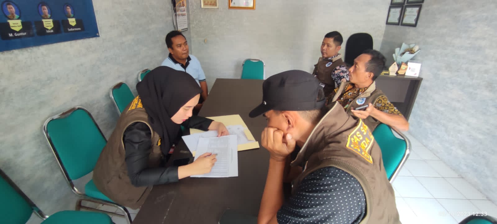 TERTIB: Petugas Bapenda Lamongan melakukan Pengawasan Pajak Hiburan. (Ist. / Radar Lamongan)