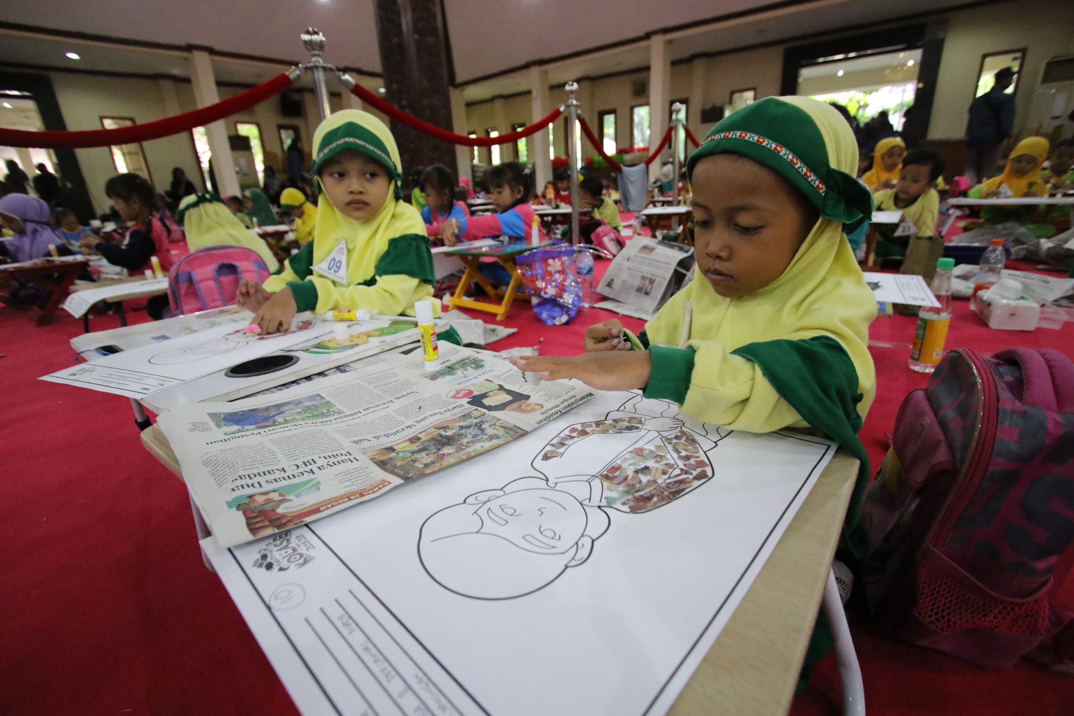 ASAH KREATIVITAS: Finalis Festival Kolase 2023 menempelkan sobekan koran di kertas yang disediakan panitia. (ANJAR DWI PRADIPTA/RDR.LMG)