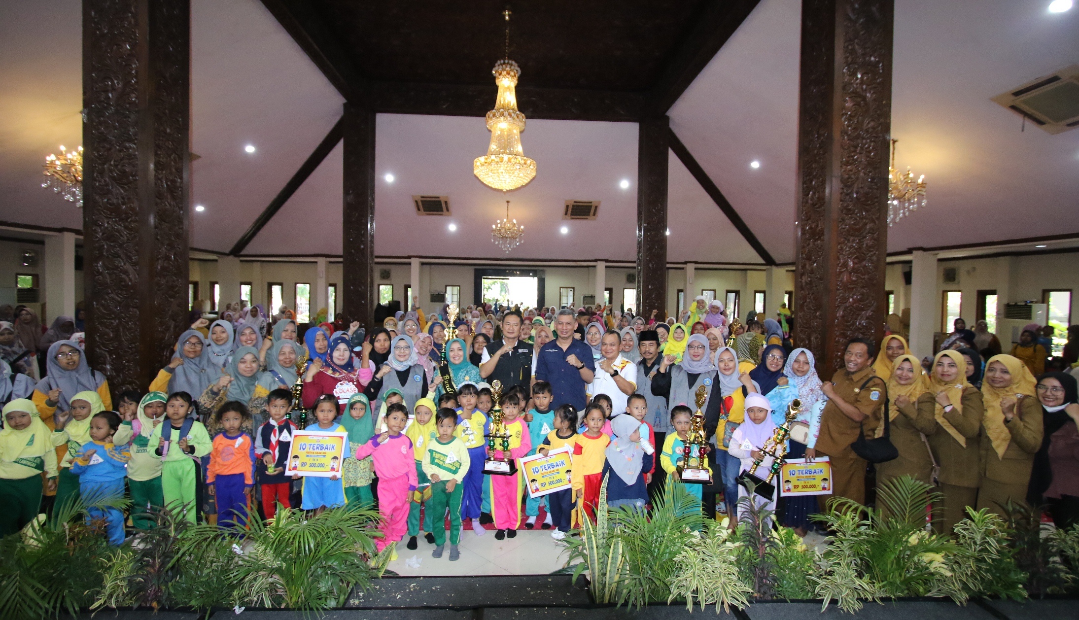 FOTO BERSAMA: Bupati Lamongan Yuhronur Efendi bersama Direktur Jawa Pos Radar Bojonegoro Bachtiar Febrianto dan Kepala Dinas Pendidikan Lamongan Munif Syarif dan finalis kolase (ANJAR DWI P/RDR.LMG)