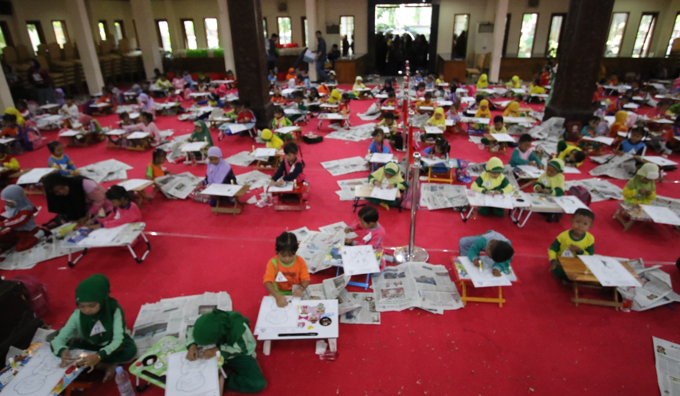 MANDIRI: Peserta Finalis Festival Kolase 2023 yang digelar Jawa Pos Radar Lamongan bersama Dinas Pendikan Lamongan dan IGTKI Kabupaten Lamongan. (ANJAR DWI PRADIPTA/RDR.LMG)